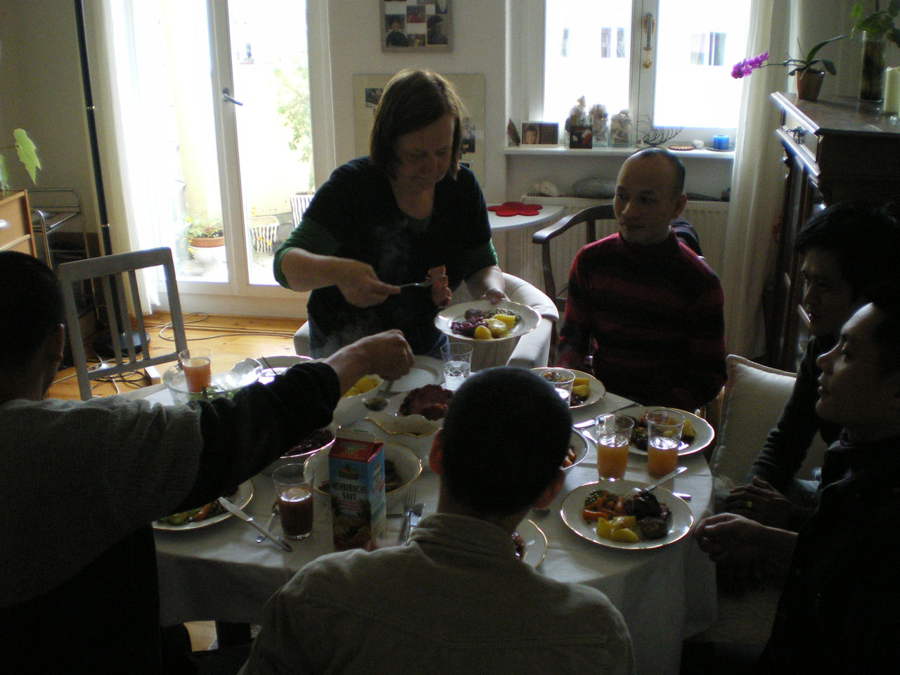Photographic documentation of RYLLEGA Berlin (Veronika Radulovic, Truong Tan, Nguyen Quang Huy, Nguyen Minh Thanh, Nguyen Minh Phuoc and Nguyen Anh Tuan at a meal gathering, 20 September 2008)